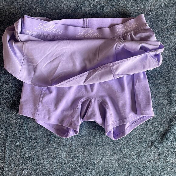 Like New Fabletics Woven Pocket Skirt w/Built in Shorts Lilac/White Size Medium - Picture 2 of 3